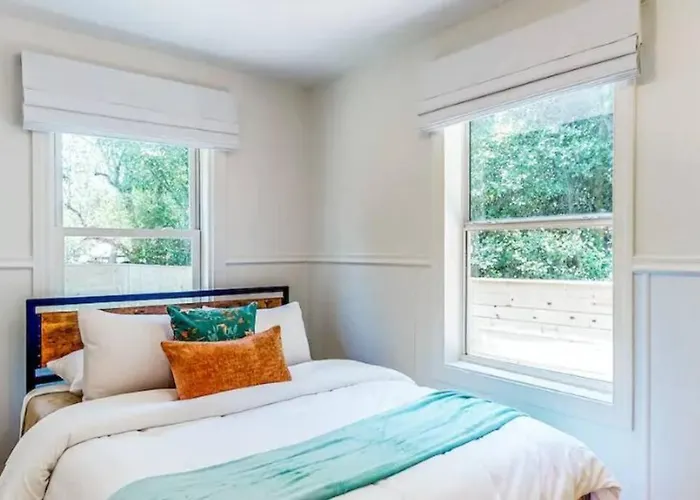Hotel Private, Quiet-close To Dwntn Pensacola, Stadium, Beaches
