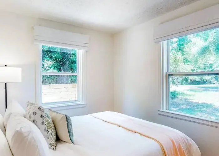 Hotel Private, Quiet-close To Dwntn Pensacola, Stadium, Beaches